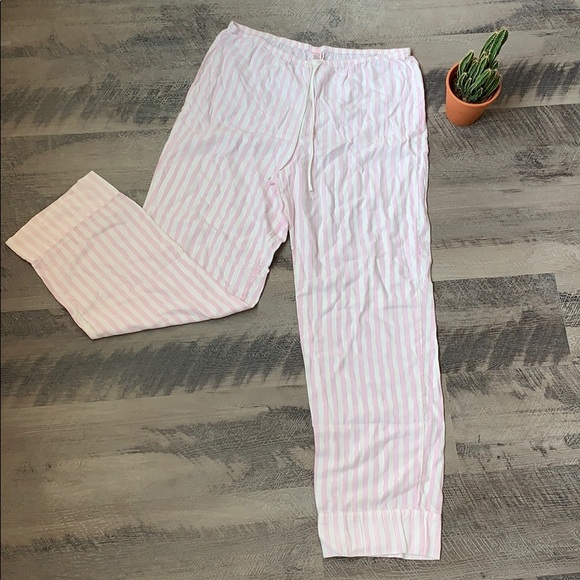 😴Pink & White VS Signature Pinstripe Pajama Set - Picture 3 of 3